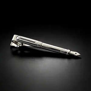 Pince à cravate argentée en forme de stylo plume détail avec une texture métallique brillante.