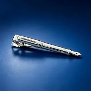 Gros plan détaillé de la pince à cravate en métal argenté en forme de stylo, accessoire.