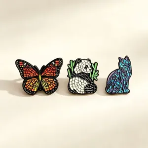 Gedetailleerde mozaïek dierenbroche met vlinder, panda en kat voor kleding en tas.
