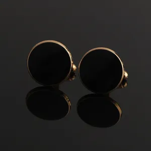 Gemelos redondos negros y dorados para hombre vista de detalle con excelente acabado.