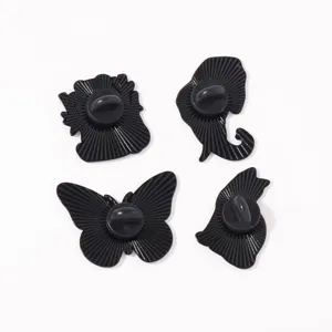 Gedetailleerd overzicht van dierlijke legering broche achterkant met veilige rubberen sluiting.