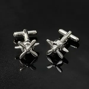 Boutons de manchette hélice d'avion argentés pour chemise homme, élégant style aviation.