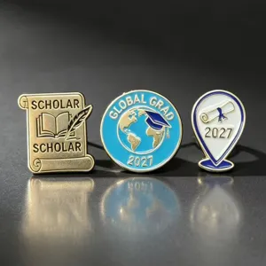 Set di spille in smale di laurea 2027, spilla con design a globo del libro dello studioso per studenti.