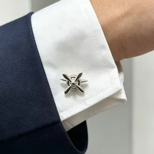 Boutons de manchette hélice d'avion élégants pour hommes, parfaits pour chemises habillées.