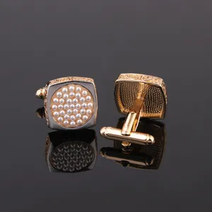 Boutons de manchette ronds perlés dorés de luxe pour hommes, vue rapprochée d'accessoires de chemise.