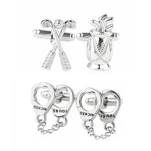 Boutons de manchette pour homme argentés avec motifs de clubs de golf et menottes.