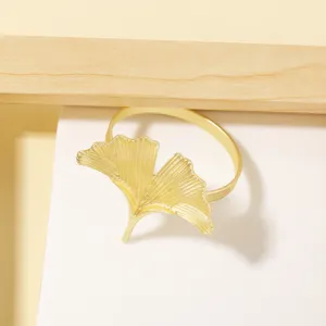 Elegante servilletero de metal con hoja de ginkgo dorada para decoracion de mesa fina