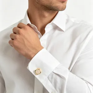 Vue rapprochée de boutons de manchette carrés dorés de luxe avec strass pour chemise homme.