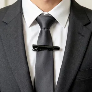 Pince à cravate classique en métal noir pour costume d'homme tenue formelle design lisse