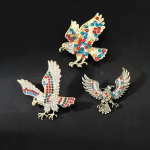 Vista detallada del juego de broches de águila con diamantes de imitación, insignia de lujo.