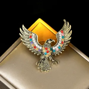 Primer plano detallado del broche de águila vintage con diamantes de imitación dorados.