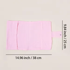 Detalle de funda para libro de gasa de algodón rosa con dimensiones y cierre de botón a presión.