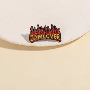 Broche esmaltada estilo punk con llama y letras gameover, ideal para chaquetas y mochilas.