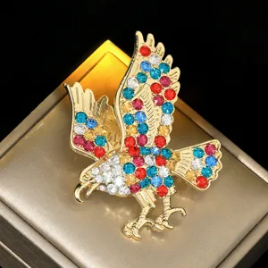 Precioso broche de águila dorada para hombre decorado con pedrería multicolor brillante.