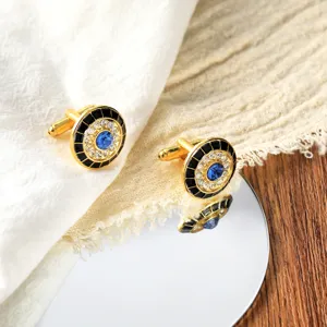Elegante goudkleurige Franse manchetknopen met zwarte emaillen en schitterende blauwe kristallen.