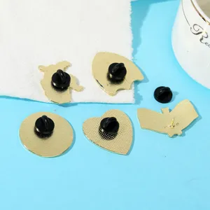 Broche rétro créative en métal dos avec fermoir en caoutchouc sûr pour les costumes.
