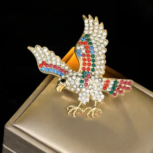 Primer plano detallado del broche de águila con diamantes de imitación brillantes.