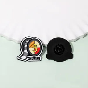 Bioscoop nacht thema geëmailleerde speld badge, leuke rugzak decoratie en klein cadeau voor fans.