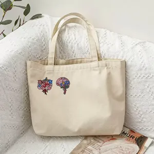 Canvas tote bag met creatief medisch anatomisch hart en hersenen printdetail thuis.