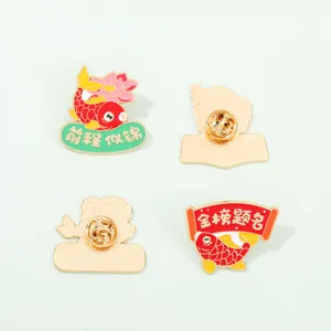 Nahaufnahme der Metall-Emaille-Koi-Fisch-Brosche mit glückbringendem chinesischen Text und Verschluss.