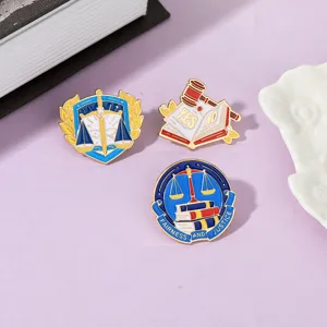 Advocaat justitie geemailleerde speldjes set juridisch thema broche mooi cadeau