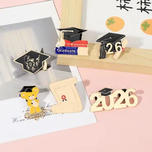 Abschluss Brosche Detail mit Doktorenhut Diplomrolle und 2026 Studenten Geschenk pin.