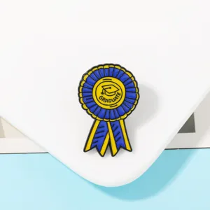 Nahaufnahme Detail einer blau gelben Abschluss Rosette Metall Brosche Anstecknadel mit Mütze.