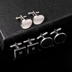 Detaillierte Nahaufnahme von eleganten Herren Manschettenknöpfen aus Metall mit Muster.