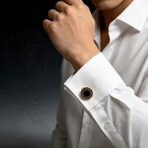 Élégants boutons de manchette ronds dorés et noirs avec motif grec classique pour chemise homme.