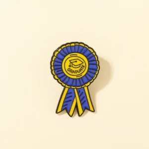 Nahaufnahme einer blau-gelben Abschluss-Schleife Emaille Brosche Pin mit Kappe und Text-Detail.