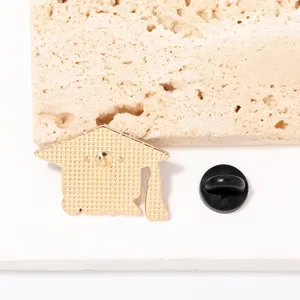 Rückansicht einer Doktormütze Metall Brosche mit schwarzem Gummi Stiftverschluss fuer Studenten.