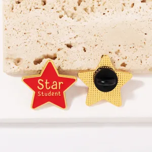 Detailansicht des rot-goldenen Stern-Schüler-Emaille-Pins, Vorder- und Rückseite.