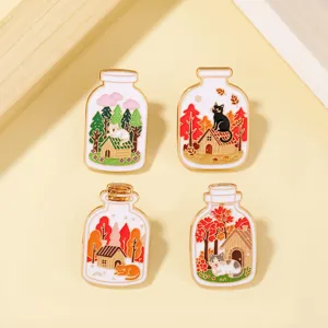 Detailansicht süßer Katzen-Zauberflaschen-Emailleschieber mit Miniatur-Wald- und Hausmotiven.
