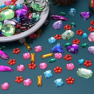 Detailansicht von bunten Acryl-Strasssteinen und Pailletten-Zubehör für DIY-Bastelarbeiten.