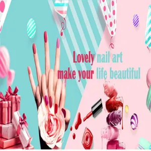 Detailansicht von tollem Nagelkunst-Design mit schöner Rose und farbigen Flaschen für Beauty.