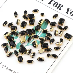 Zwarte kristallen strass steentjes met gouden klauwmonturen voor DIY handwerk.