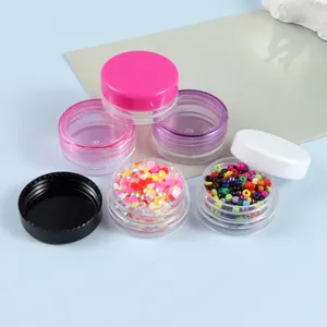 Set di piccoli barattoli cosmetici in plastica, vista dettagliata dei contenitori.