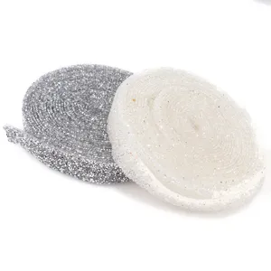 Nahaufnahme von glitzernden Strassband-Rollen mit Kleber, ideal fur DIY Kleidung Dekoration.