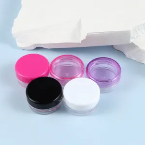 Barattoli di campioni cosmetici in plastica, piccoli contenitori di crema per trucco.