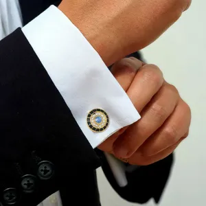 Gedetailleerd overzicht van luxe heren manchetknopen met fonkelende kristallen en zwarte rand.