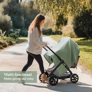 Detail scene borstvoeding hoes toont ademende mousseline katoen stof gebruikt op kinderwagen.