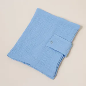 Funda para libro de gasa de algodón azul claro con botón, vista detallada del organizador.