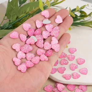 Roze glitter hart hars cabochons detailopname voor doe het zelf telefoonhoesje en nail art decoratie.