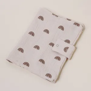 Funda para libro de muselina de algodón con estampado de arcoíris marrón y botón a presión.