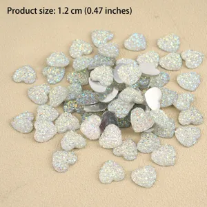 Gedetailleerd uitzicht op holografische kristallen hartbedels, strass knutselaccessoires.