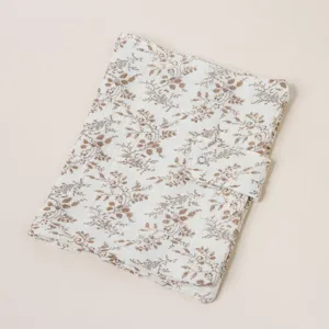 Fundas para libros artesanal de tela de algodón con estampado floral y botón a presión.