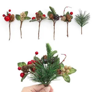 Künstliche Tannenzweige mit roten Beeren Zapfen für Weihnachtsdeko DIY Basteln Detail