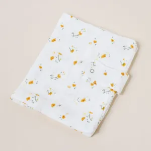 Primer plano de funda de libro de gasa de algodón con patrón floral amarillo y botón a presión.