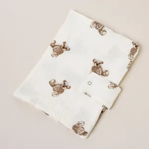 Hermosa funda de libro hecha a mano en gasa de algodón con estampado de oso y botón.