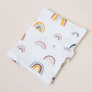 Vista detallada de funda para libro de gasa de algodón hecha a mano con estampado de arcoíris.